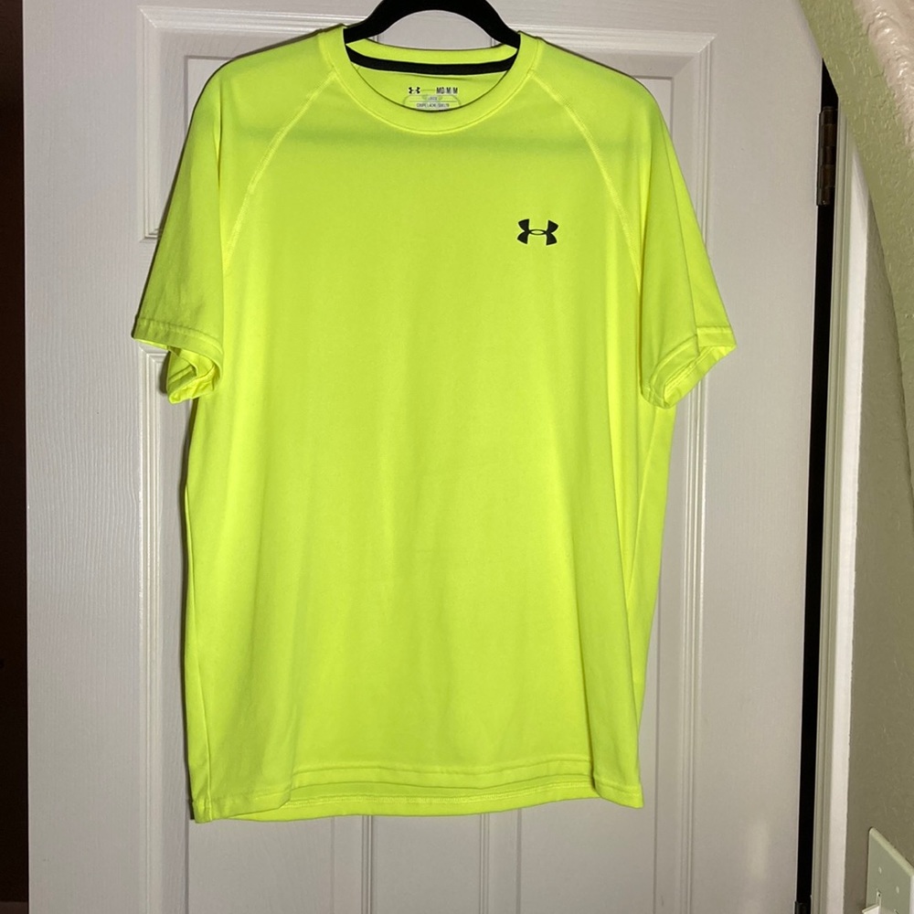 Men’s Medium Under Armour shirt neon yellow, loose, heat gear